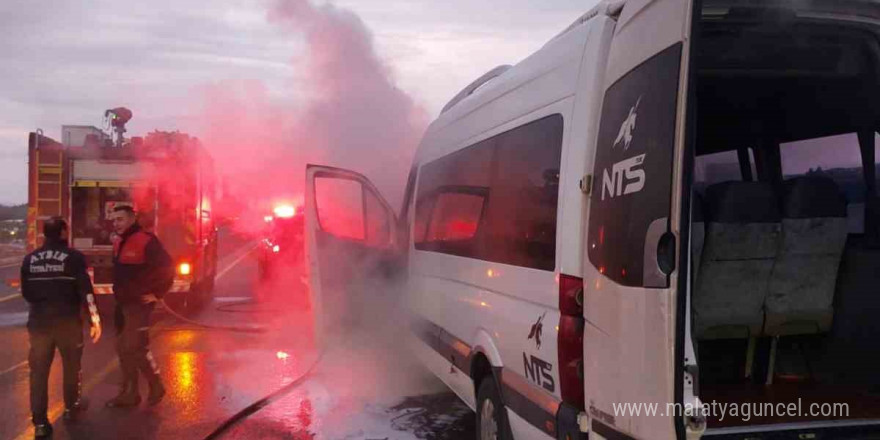 Aydın’da minibüs alevlere teslim oldu