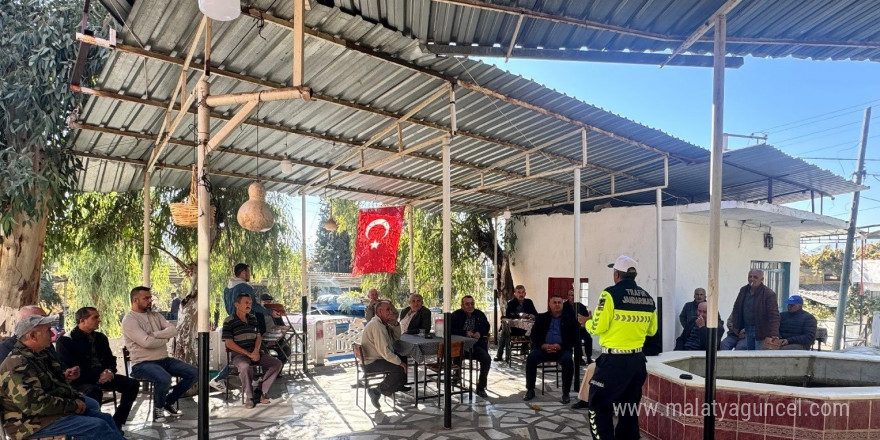 Aydın’da traktör sürücülerine reflektör eğitimi