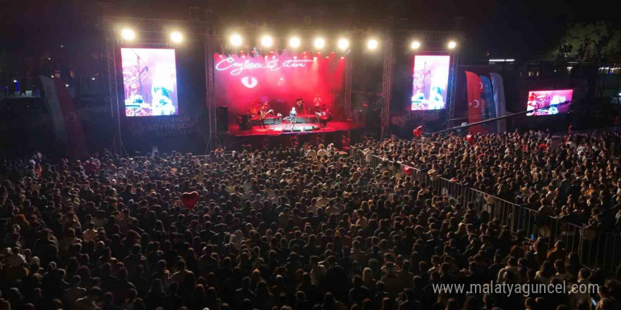 Aydınfest Gençlik Festivali ikinci gününde binlerce kişiyi ağırladı