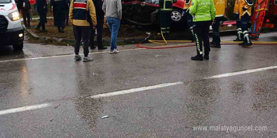 Aydınlatma direğine çarpan araç hurdaya döndü: 2 yaralı