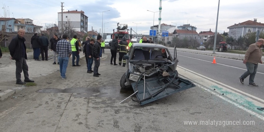 Aydınlatma direğine çarpan Fiat Tofaş hurdaya döndü: 2 yaralı