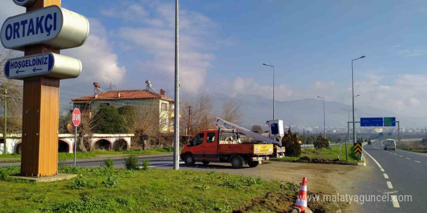 Aydınlatma direğine çarpan kamyonet sürücüsü yarandı