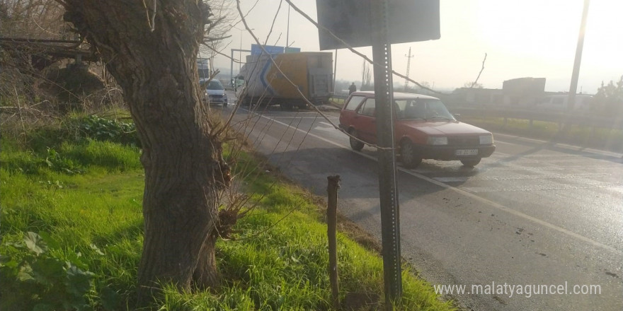 Aydınlatma direğine çarpan kamyonet sürücüsü yarandı