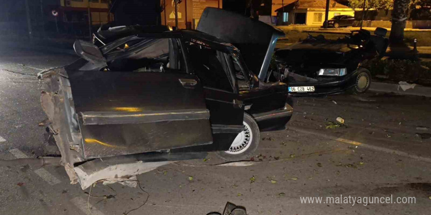 Aydınlatma direğine çarpan otomobil ikiye bölündü 17 yaşındaki genç kız hayatını kaybetti