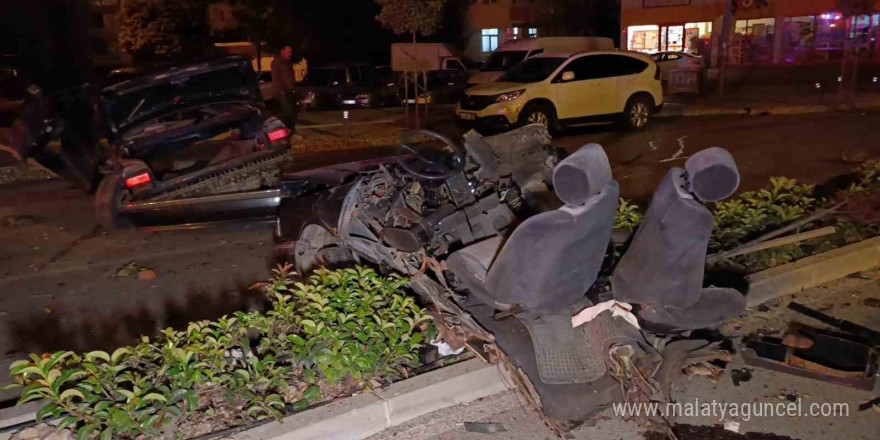 Aydınlatma direğine çarpan otomobil ikiye bölündü 17 yaşındaki genç kız hayatını kaybetti