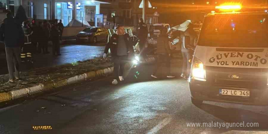 Aydınlatma direğine çarpan otomobil ikiye bölündü: 2 ağır yaralı