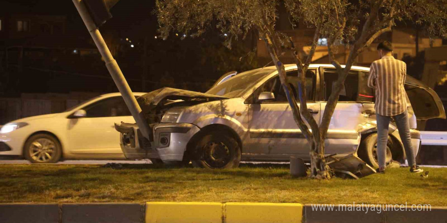 Aydınlatma direğine çarpan otomobilin sürücüsü yaralandı