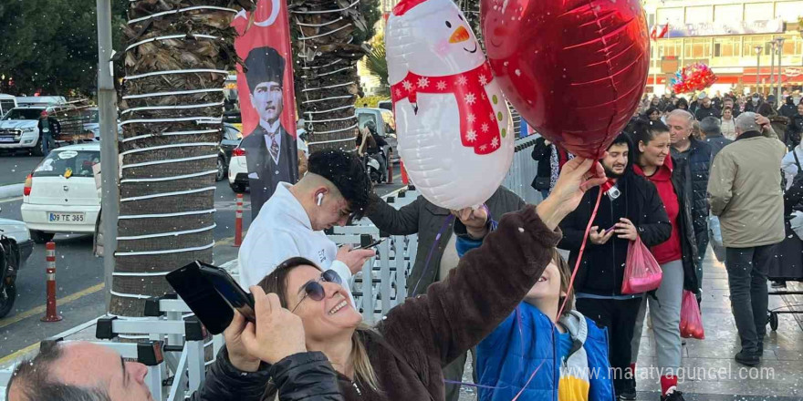 Aydınlılar yeni yıla yapay kar yağışı altında giriyor