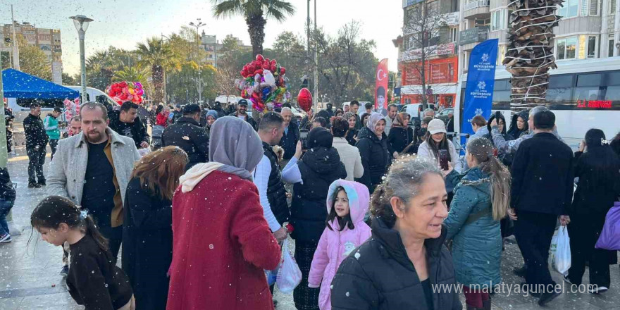 Aydınlılar yeni yıla yapay kar yağışı altında giriyor