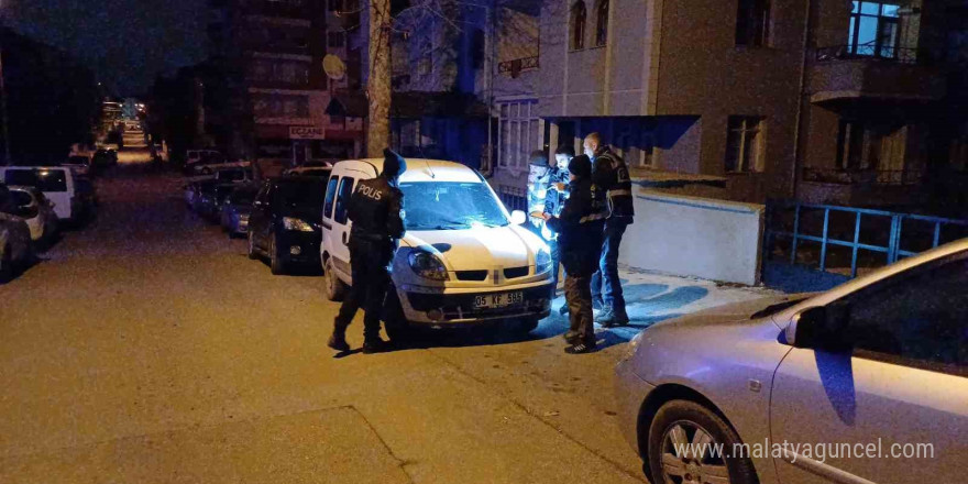 Aynı mahalledeki iki aracı kurşuna tuttular