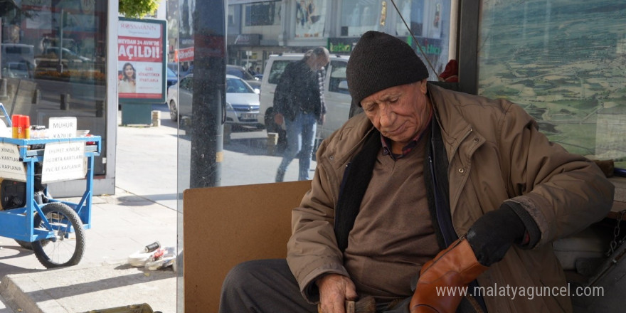 Aynı sokakta 68 yıldır ayakkabı boyayarak geçiniyor