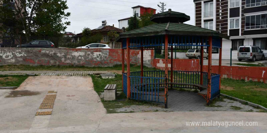 Ayrıldığı dini nikahlı eşini konuşmak için çağırdığı parkta bıçaklayarak öldürdü