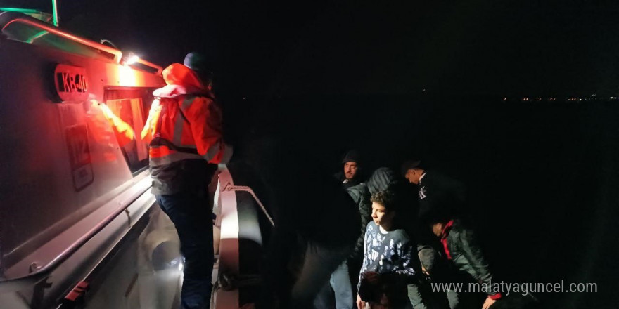 Ayvalık açıklarında 24 düzensiz göçmen yakalandı