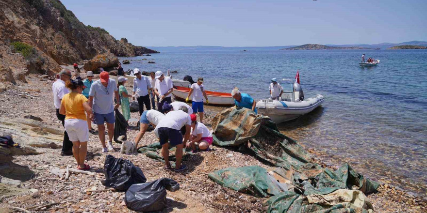 Ayvalık adalarında çevre temizliğinde mültecilerden geriye kalan 7 bot enkazı çıkarıldı