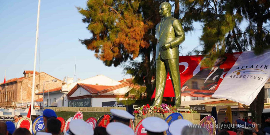 Ayvalık’ta Atatürk hüzünle anıldı