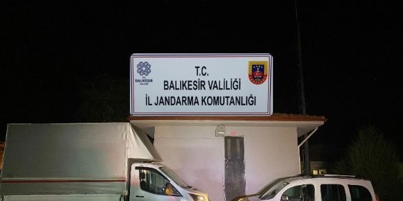 Ayvalık’ta jandarma 23 Afganistan uyruklu düzensiz göçmen ve 2 insan kaçakçısı yakaladı