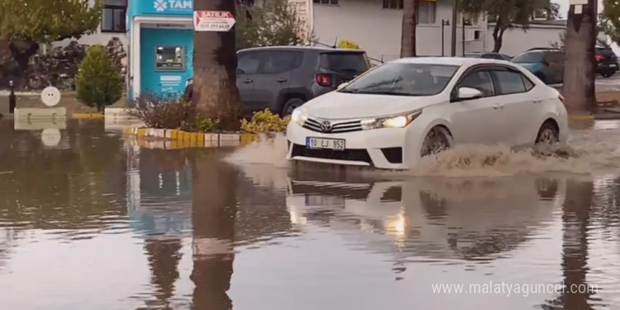 Ayvalık’ta sağanak yağış yolları göle çevirdi