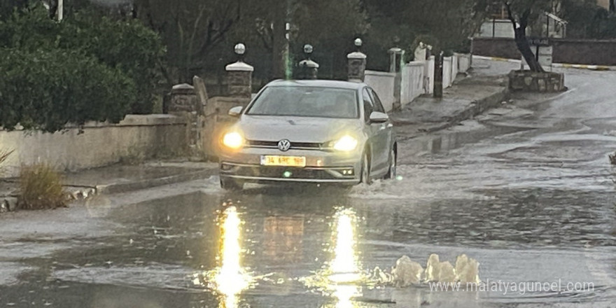 Ayvalık’ta yağış gün boyu etkili oldu