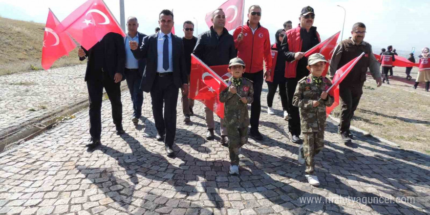 Aziziye Tabyalarında “7’den 70’e Ecdada Saygı Yürüyüşü” düzenlendi