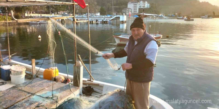 Baba yadigarı tekne ile 40 yıldır balıkçılık yapıyor