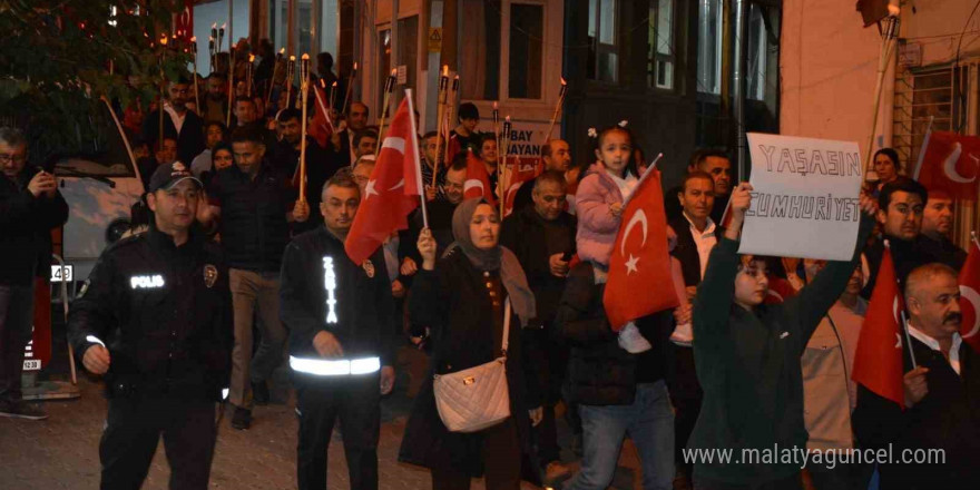 Babadağ’da Cumhuriyet coşkusu fener alayıyla taçlandı