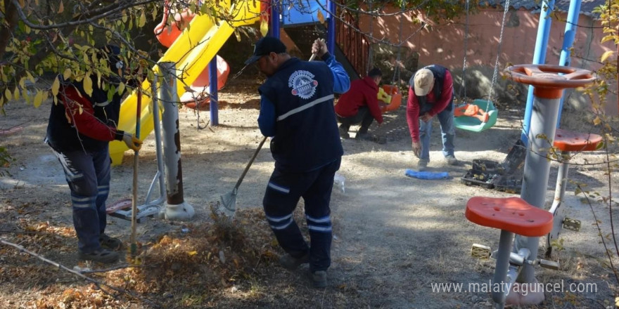 Babadağ’da parklarda yenileme çalışmaları devam ediyor