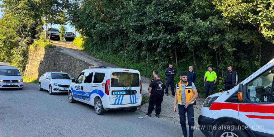 Babasını bıçakla öldürdü, annesini yaraladı