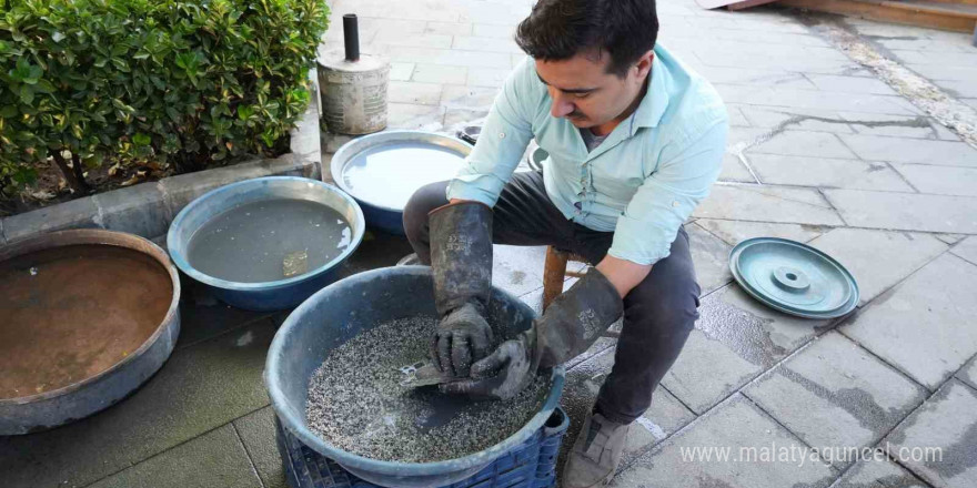 Babasının yanında 7 yaşında başladığı mesleği 53 yıl devam ettirdi, kendi çocuklarını da aynı yaşta işe başlattı