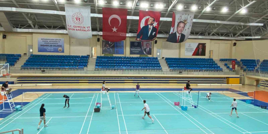 Badminton müsabakaları katılımcılar arasında dostane rekabetle oynandı