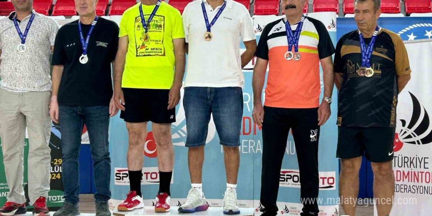 Badminton sporcusu öğretim üyesinden 2 altın madalya başarısı