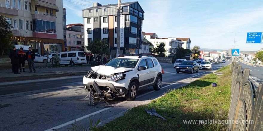 Bafra’da yaya geçidinden geçmeye çalışan motosiklete otomobil çarptı: 2 ağır yaralı