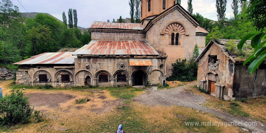 Bağbaşı Taş Camii görenleri büyülüyor