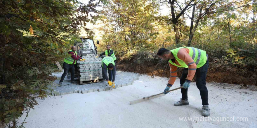 Bahariye Mahallesinde yollar parke taşla kaplanıyor