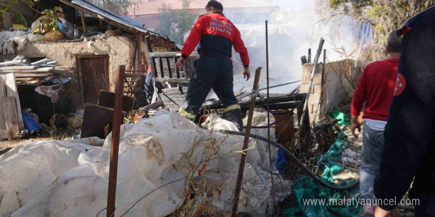 Bahçede çıkıp hayvanların bulunduğu ahıra sıçrayan yangın itfaiyenin hızlı müdahalesi ile söndürüldü.