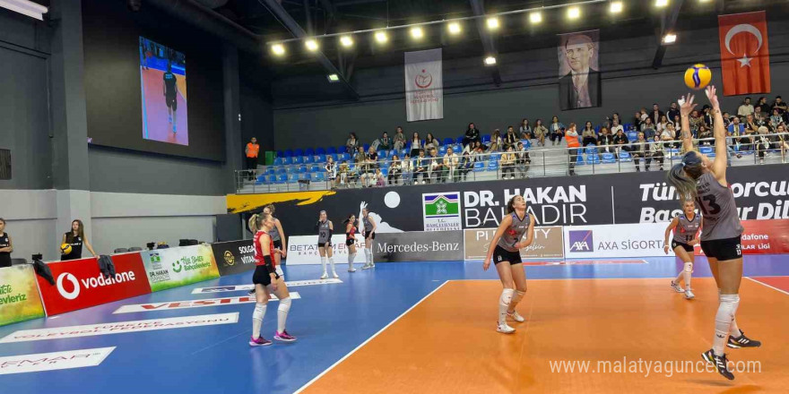 Bahçelievler Belediyesi Kadın Voleybol Takımı kendi evindeki ilk Sultanlar Ligi maçını 3-0 kazandı