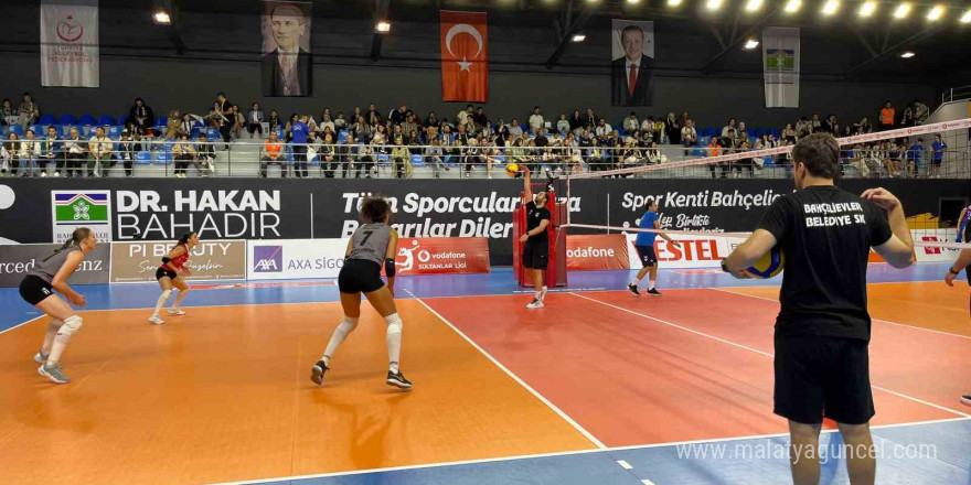 Bahçelievler Belediyesi Kadın Voleybol Takımı kendi evindeki ilk Sultanlar Ligi maçını 3-0 kazandı