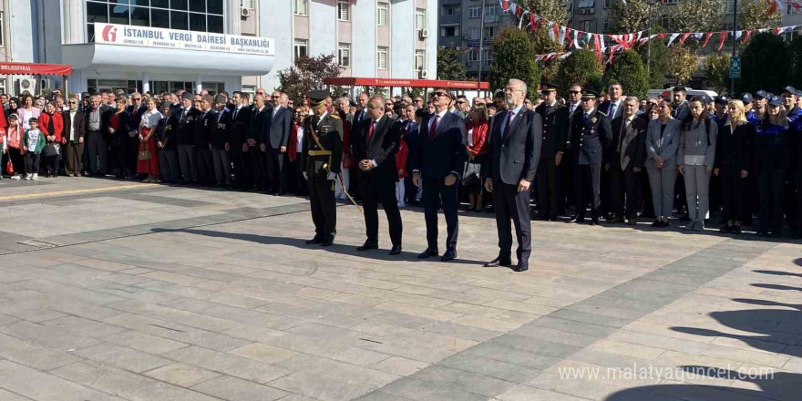 Bahçelievler Belediyesi’nden Cumhuriyet’in 101. yılına özel sürpriz: 101 çocuğa bisiklet dağıtıldı