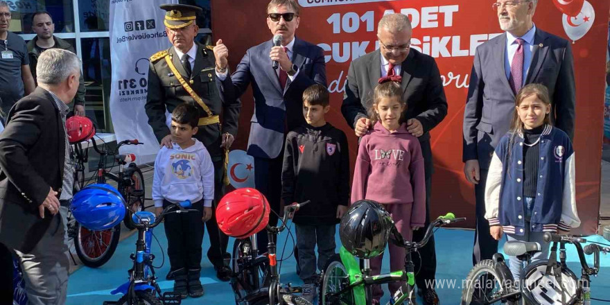 Bahçelievler Belediyesi’nden Cumhuriyet’in 101. yılına özel sürpriz: 101 çocuğa bisiklet dağıtıldı