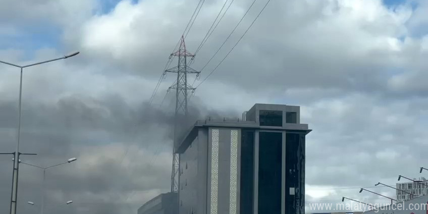 Bahçelievler’de bir özel okulda bilinmeyen bir nedenle yangın çıktı. Olay yerine çok sayıda itfaiye ekibi sevk edildi.