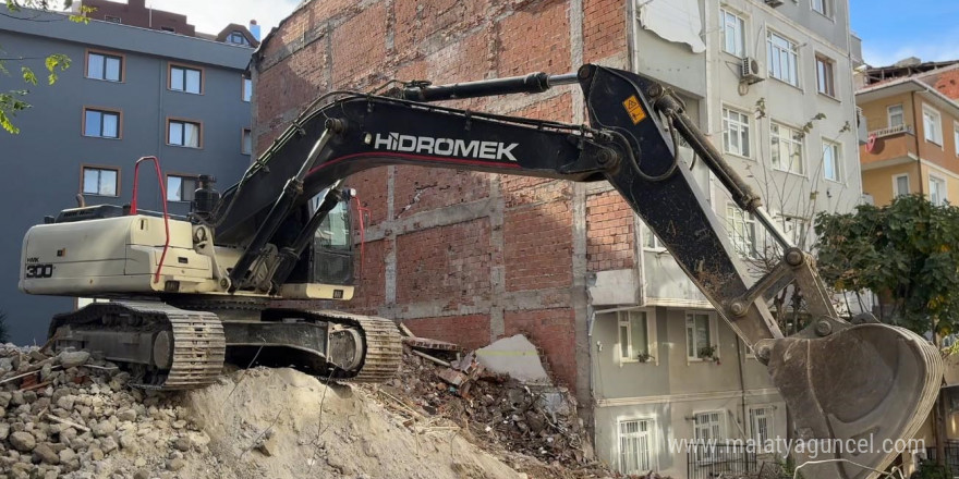 Bahçelievler’deki kentsel dönüşüm için yıkılan bina, yan binanın duvarına zarar verdi