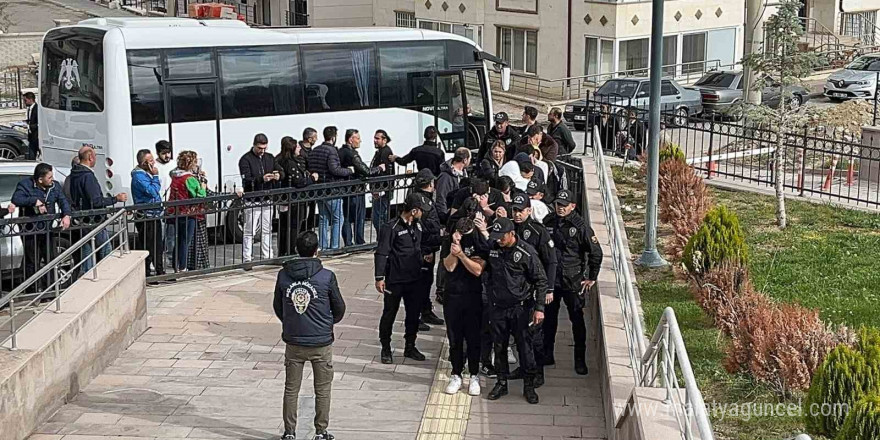 Bahis çetesi üyesi 10’u öğrenci 15 kişi adliyeye sevk edildi