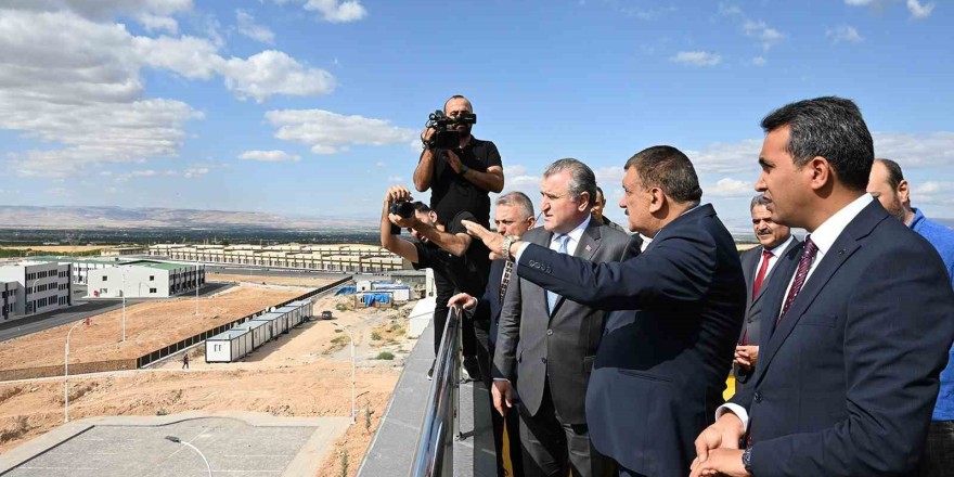 Bakan Bak: 'Çok modern ve kayısı için önemli bir merkez'