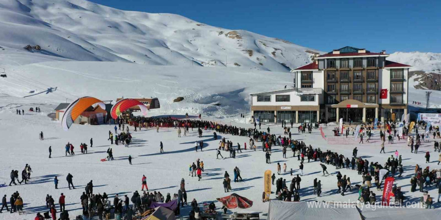 Bakan Bak, gençleri Hakkari’ye davet etti