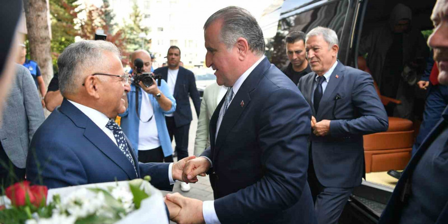 Bakan Bak’tan Başkan Büyükkılıç’a: “Şehrin ağabeyisiniz”