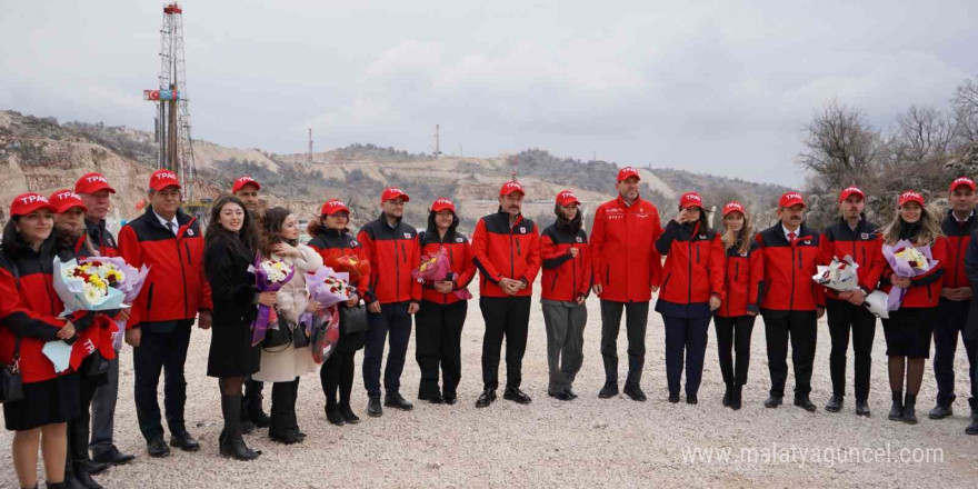 Bakan Bayraktar, öğretmenlerle Gabar Dağı’na çıktı