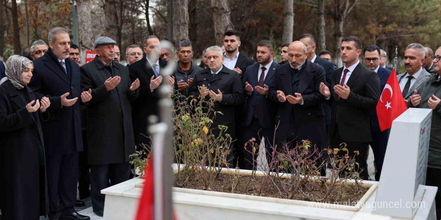 Bakan Fidan, şehit Astsubay Ömer Halisdemir’in kabrini ziyaret etti