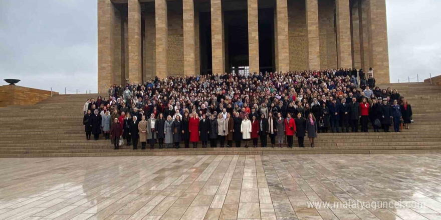 Bakan Göktaş, kadınlarla Anıtkabir’i ziyaret etti