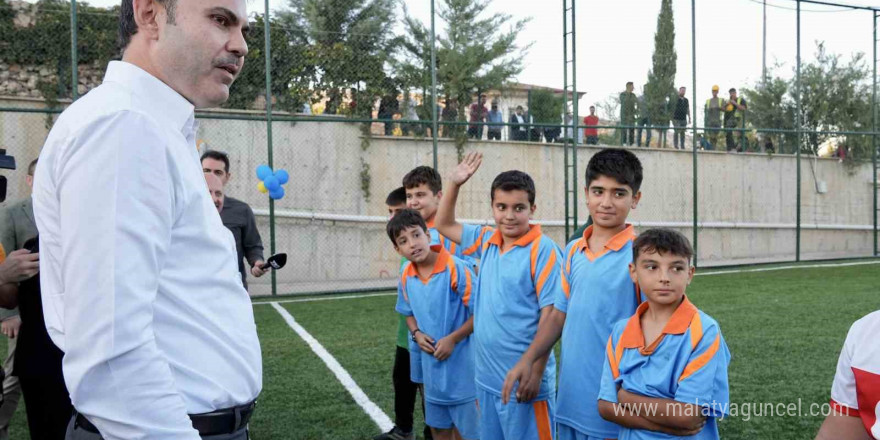 Bakan Kurum, halı saha sözünü yerine getirdiği çocuklarla futbol oynadı