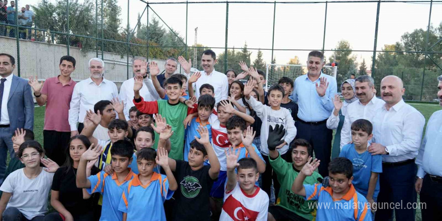 Bakan Kurum, halı saha sözünü yerine getirdiği çocuklarla futbol oynadı