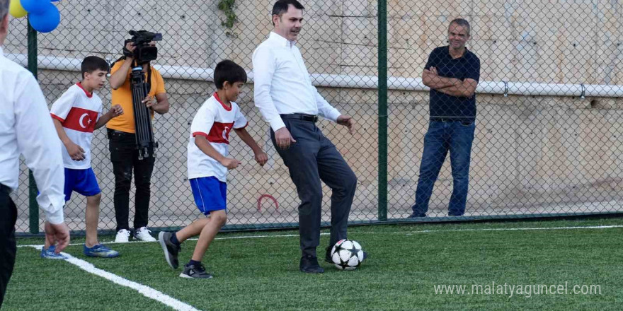 Bakan Kurum, halı saha sözünü yerine getirdiği çocuklarla futbol oynadı